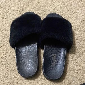 Mudd fuzzy slides black
